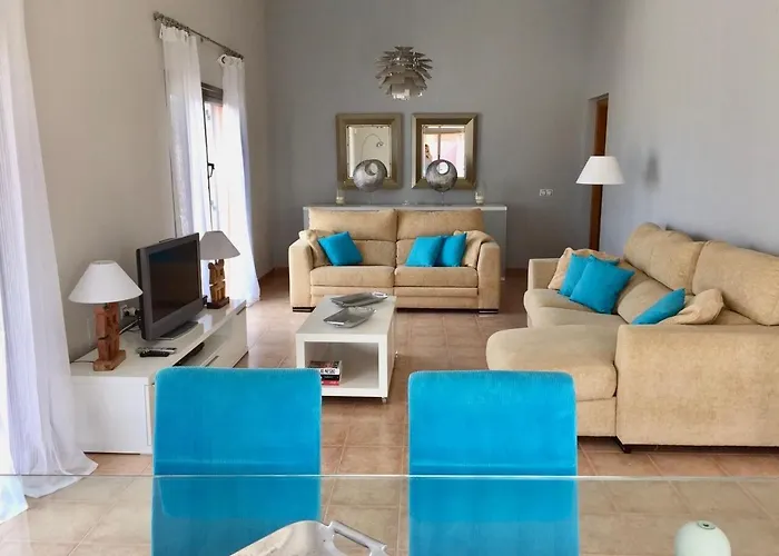 Stylish Host, Heated Pool & High Speed Wifi Villa