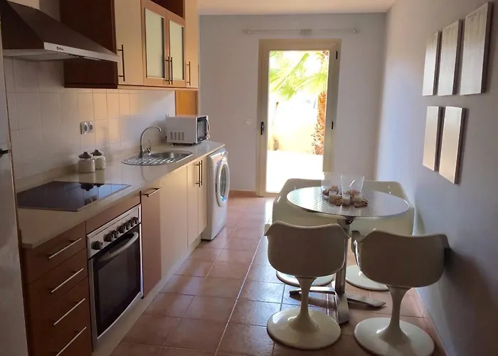 Stylish Host, Heated Pool & High Speed Wifi Villa