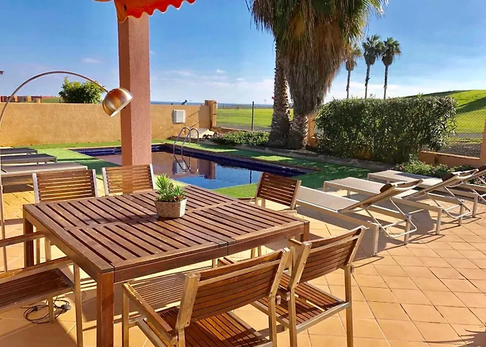 Villa Stylish Host, Heated Pool & High Speed Wifi