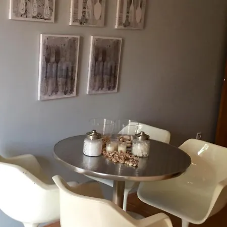 Stylish Host, Heated Pool & High Speed Wifi *