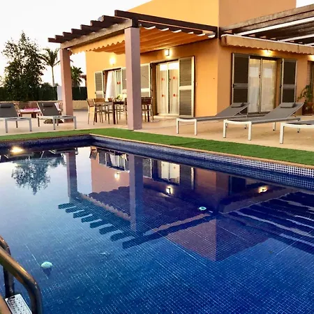 Βίλα Stylish Host, Heated Pool & High Speed Wifi *